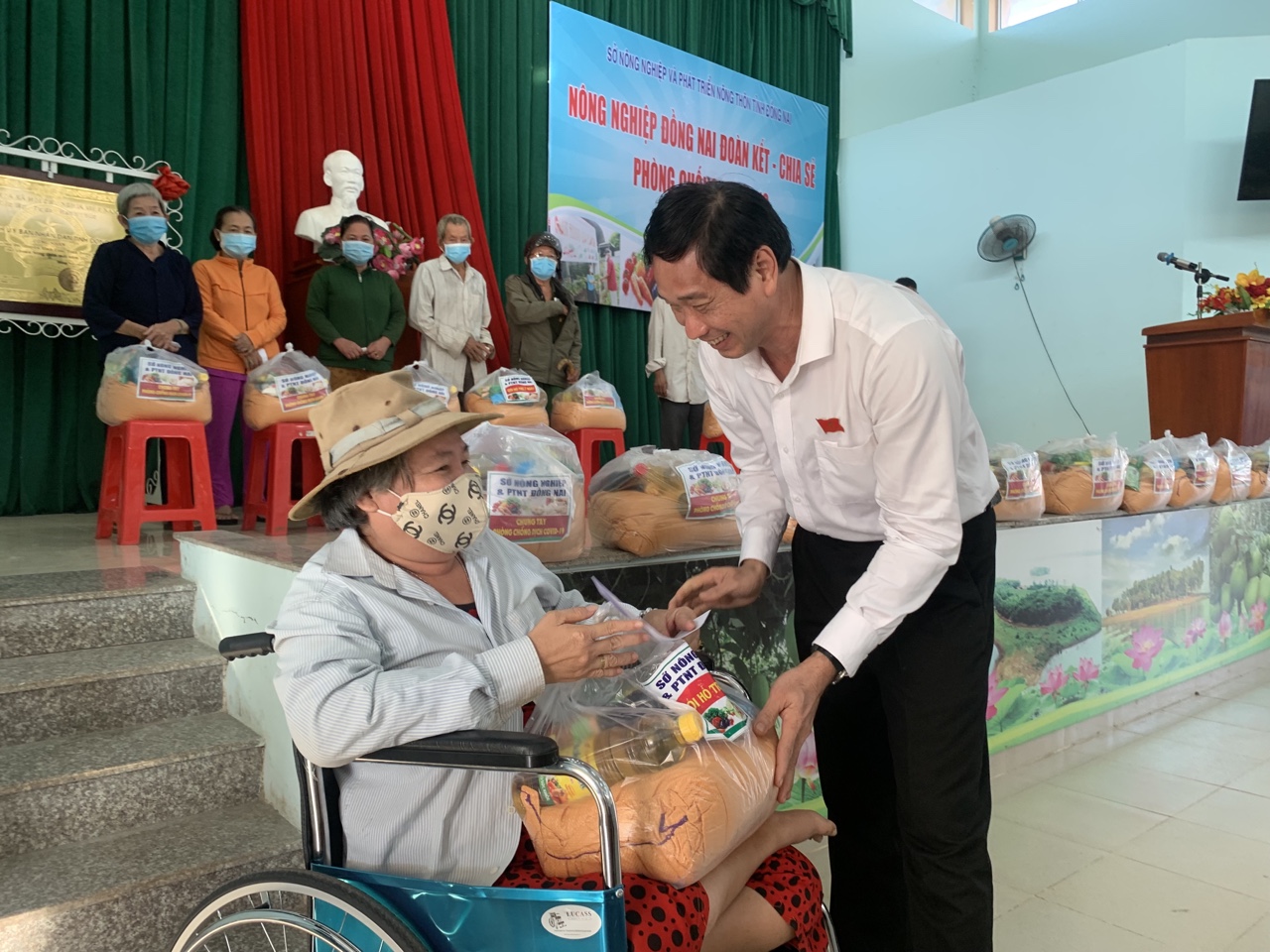 11.1-Trao 350 phần quà cho người dân xã vùng sâu Vĩnh Cửu H1.jpg