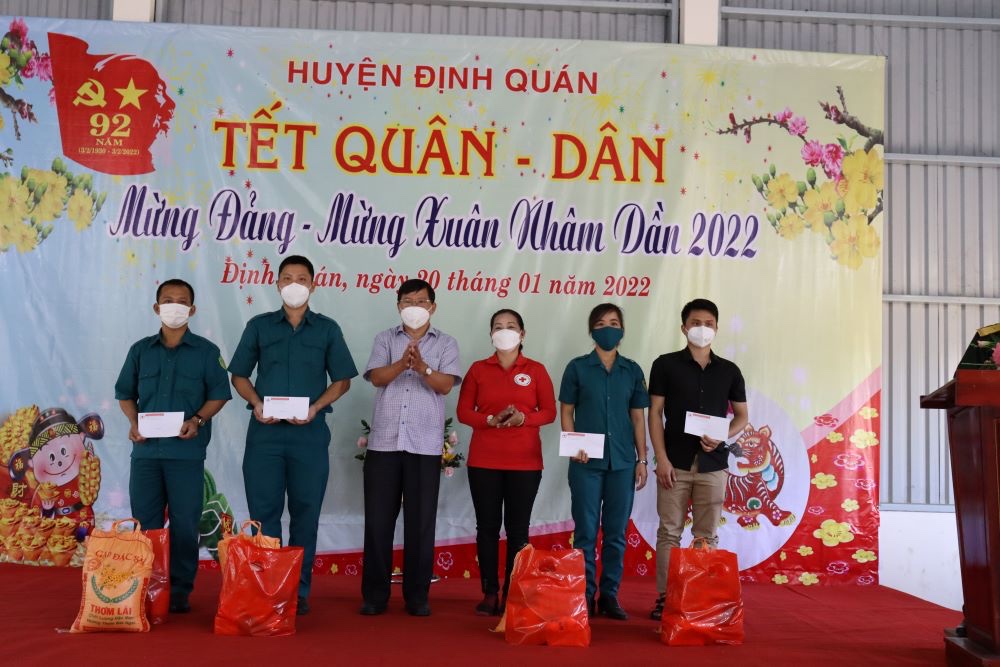 20.1- LLVT H Định Quán phối hợp tổ chức Tết quân dân 2022 H3.jpg