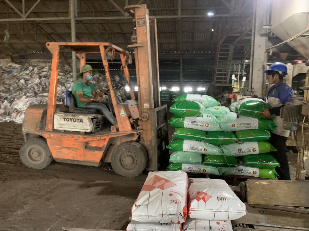 21.1-Nuôi gà không chất thải.jpg