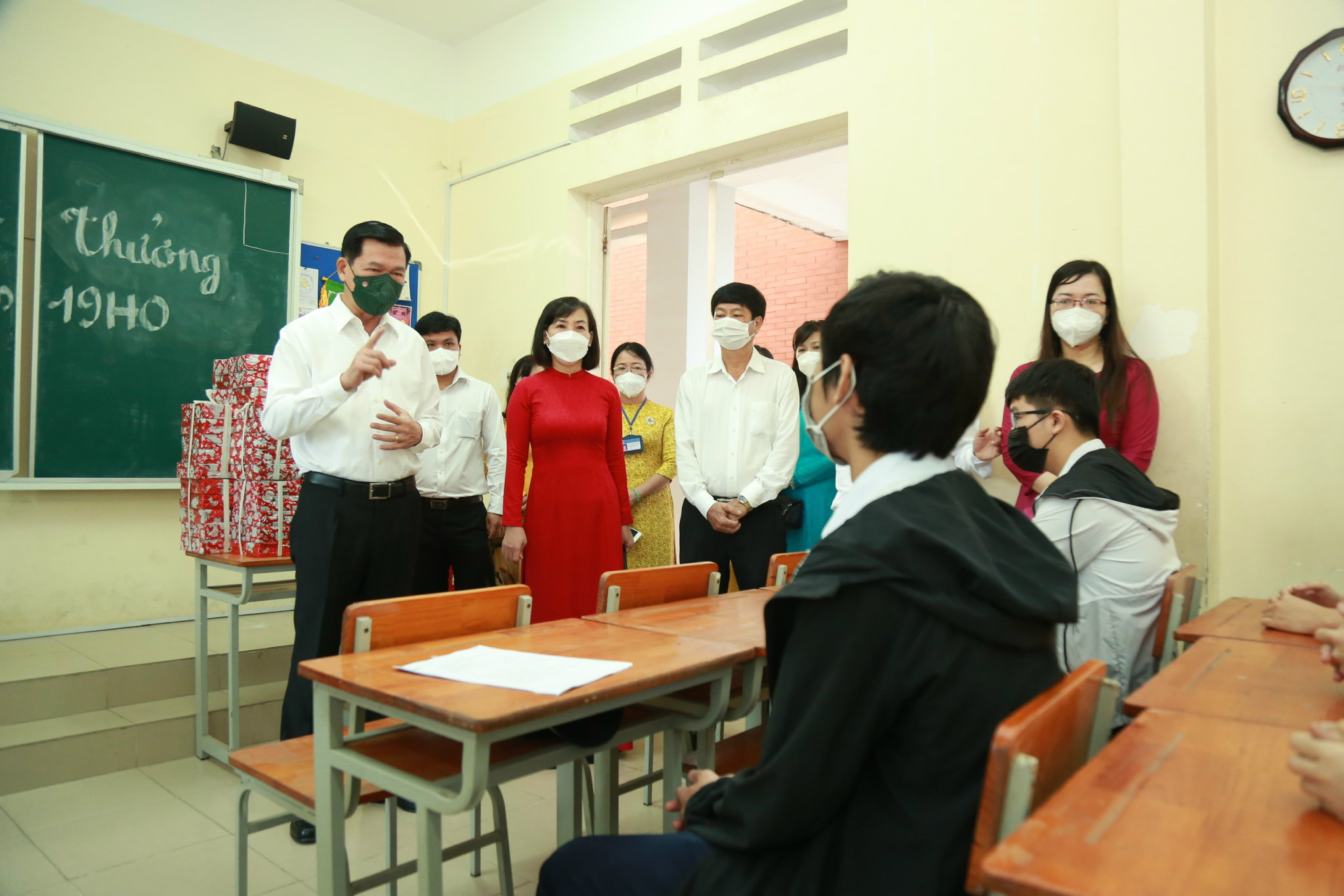 14.2-Bí thư Tỉnh ủy Nguyễn Hồng Lĩnh thăm động viên tinh thần thầy và trò h2.jpg