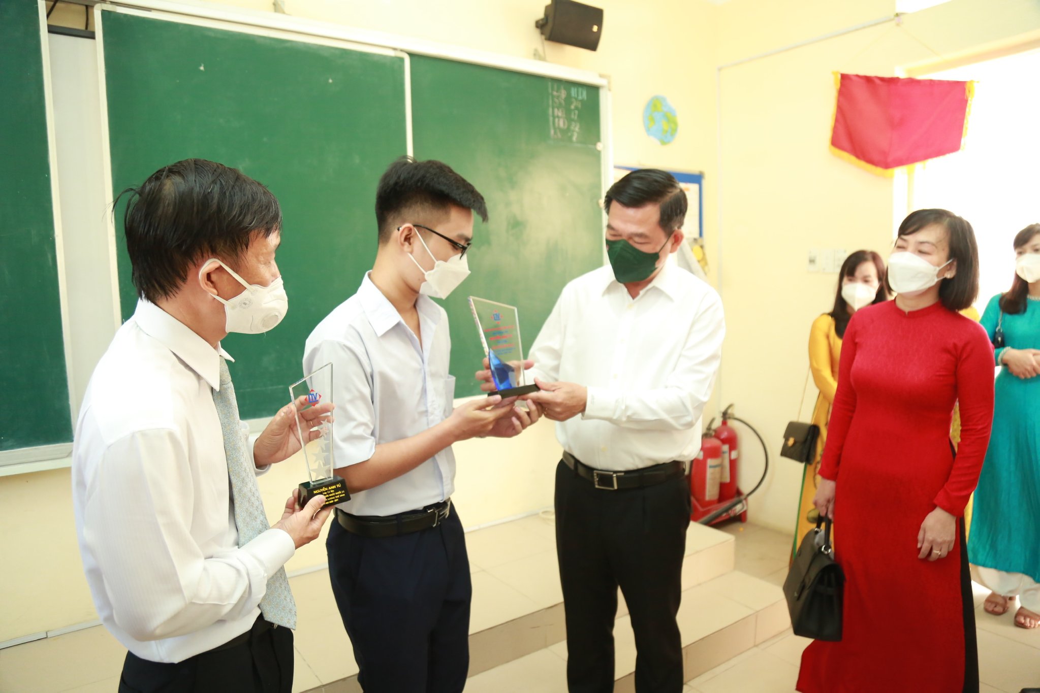 14.2-Bí thư Tỉnh ủy Nguyễn Hồng Lĩnh thăm động viên tinh thần thầy và trò h3.jpg