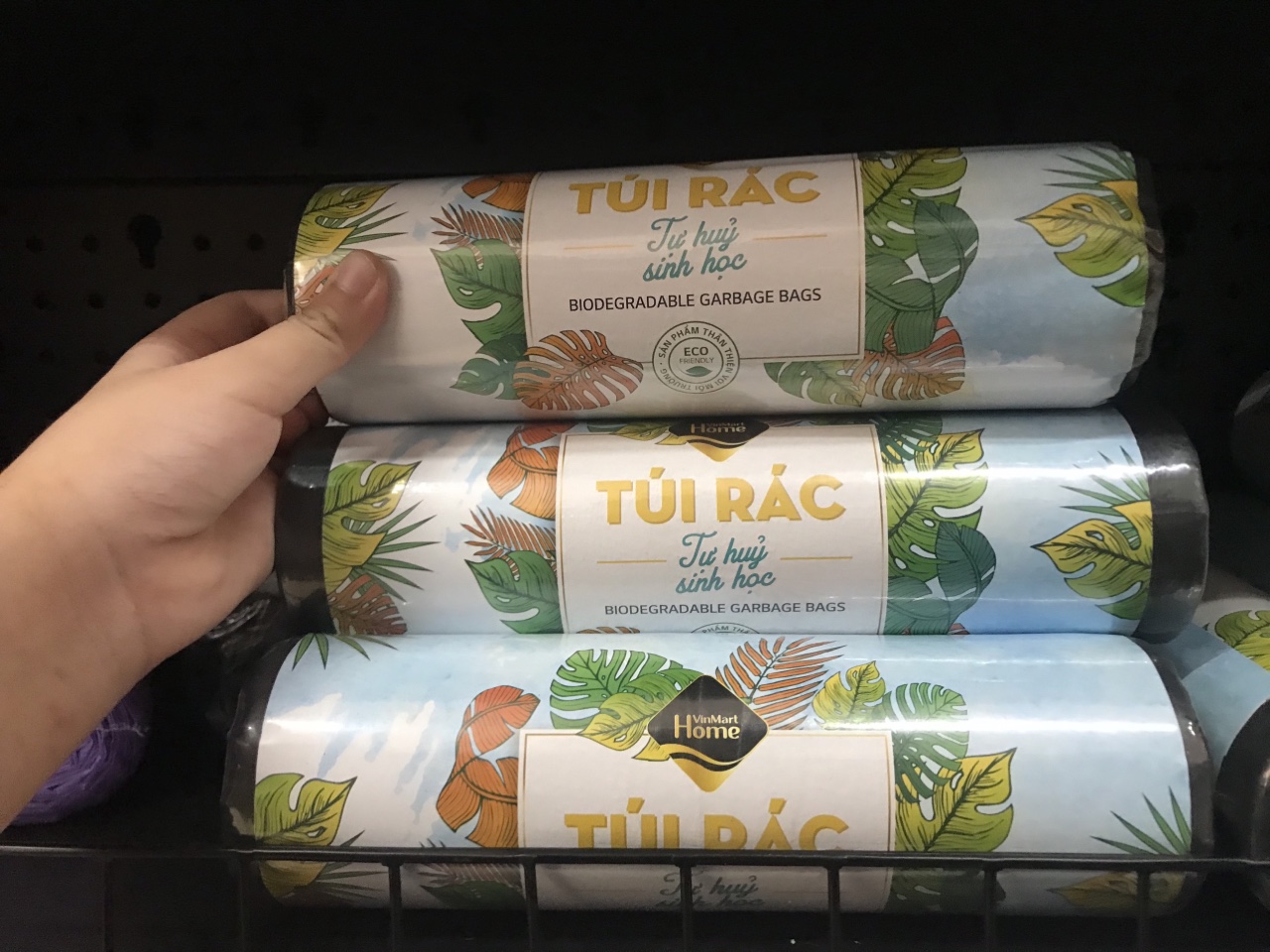 24.2-Hỗ trợ túi đựng rác cho người dân.jpg