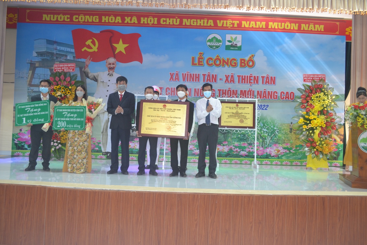 9.3-Vĩnh Cửu tổ chức lễ đón nhận NTM nâng cao.jpg