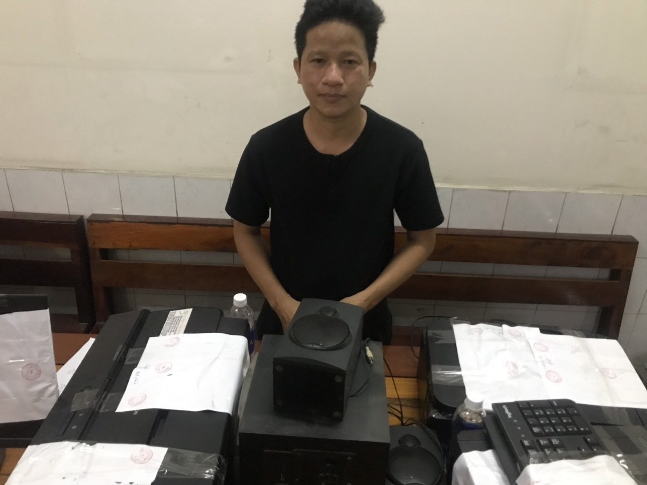 10-3 Làm giấy tờ giả, đi tù thật.jpg?t=1753850341