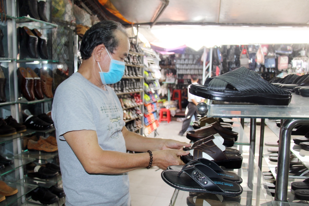 18.4-Chợ truyền thống gặp khó khăn.jpg