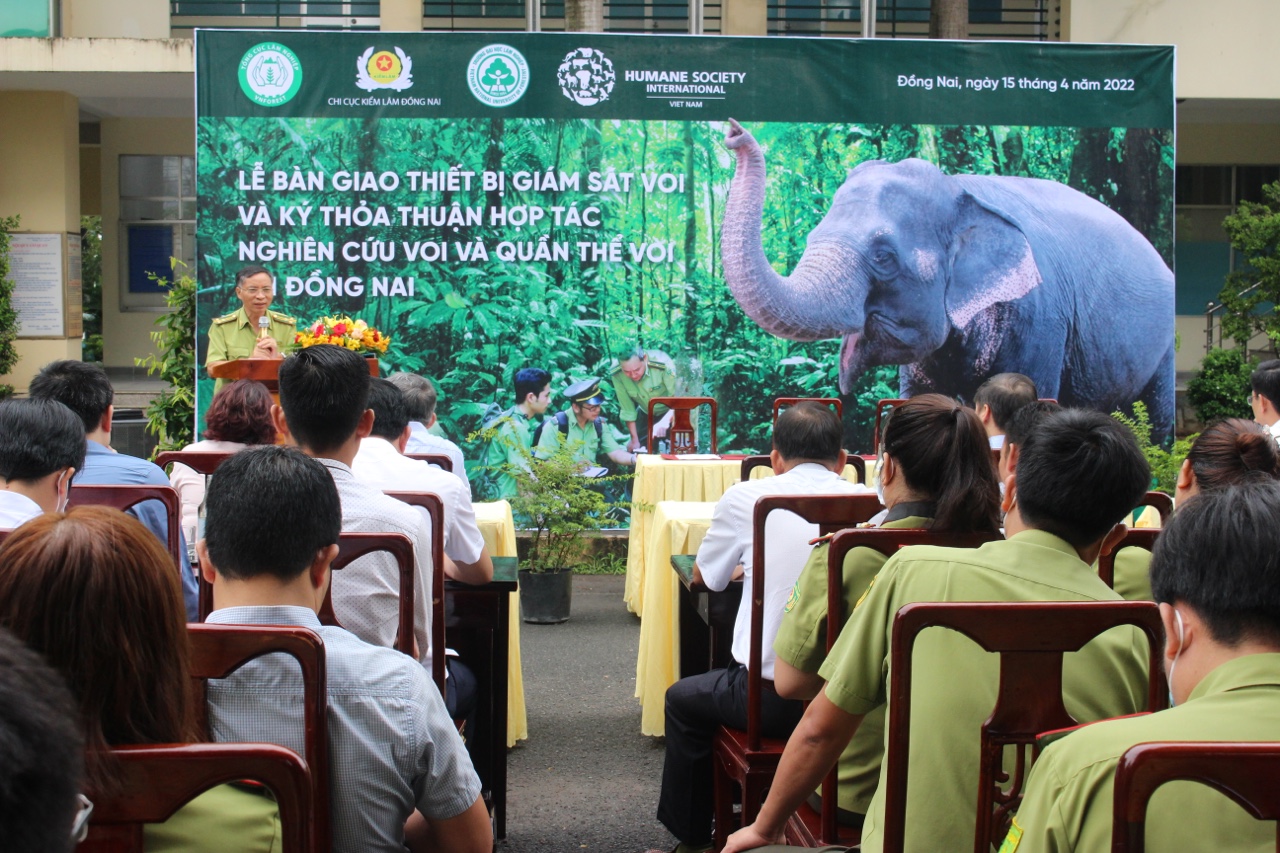 22.4-Bàn giao thiết bị giám sát voi 2.jpg