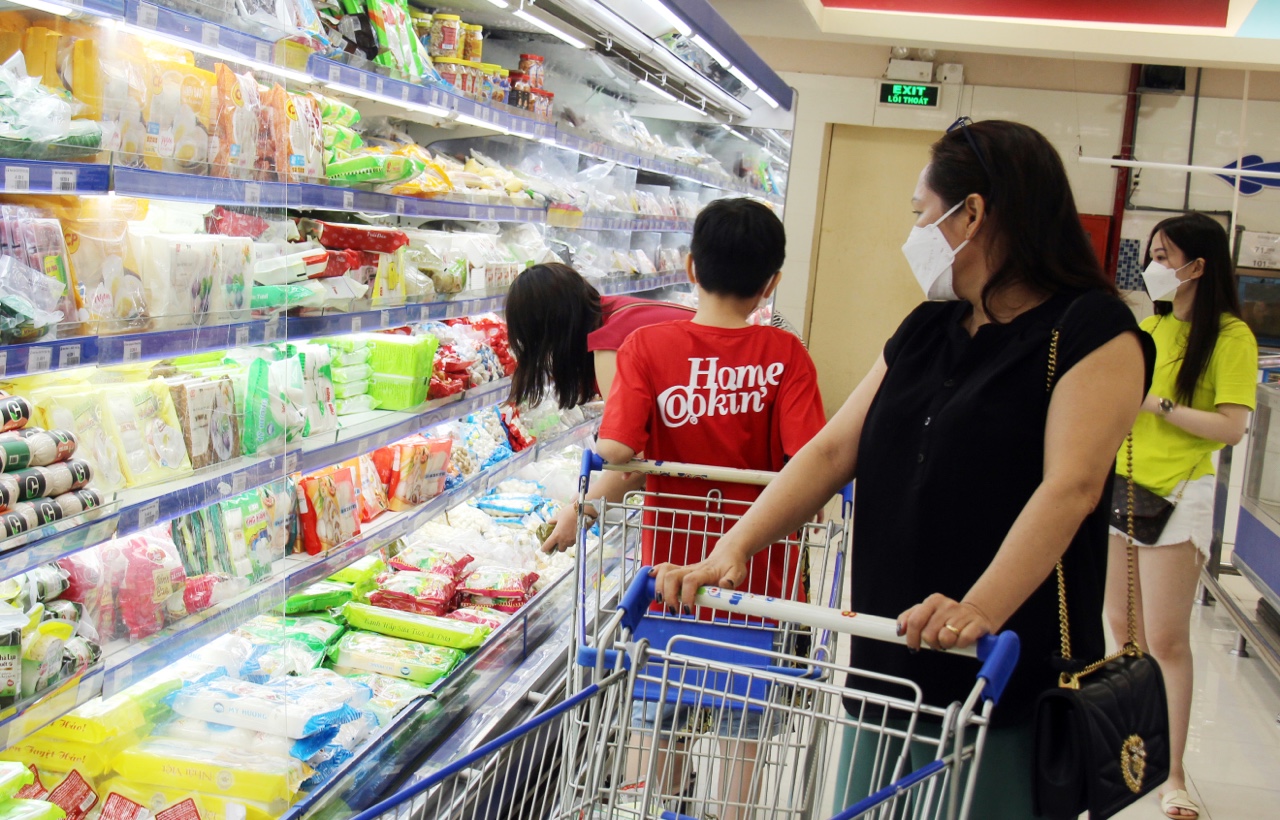 16.5-Người tiêu dùng trước bão giá.jpg