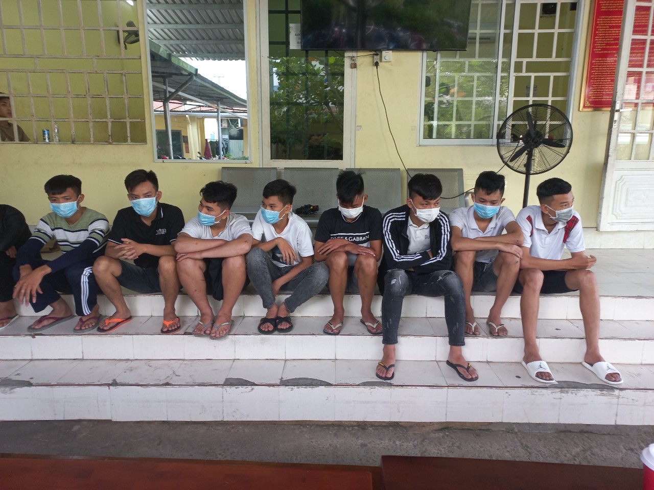 17-5 bat hon 20 doi tuong au da bang bom xang.jpg?t=1752456061