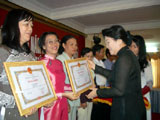 Mrs. Dang Thi Kim Nguyen was awarding certificates of merit to units that made active contributions to Cau Moi Lake state bond issuance. 