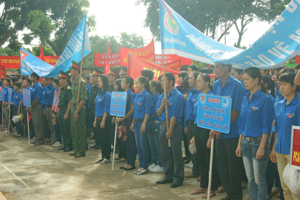 thanh nien tinh nguyen.JPG