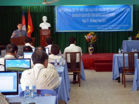 Banin 18.9 (TT) - Giao vien Dong Nai tap huan cho giao vien day tieg Viet tai Campuchia - Nhung.jpg