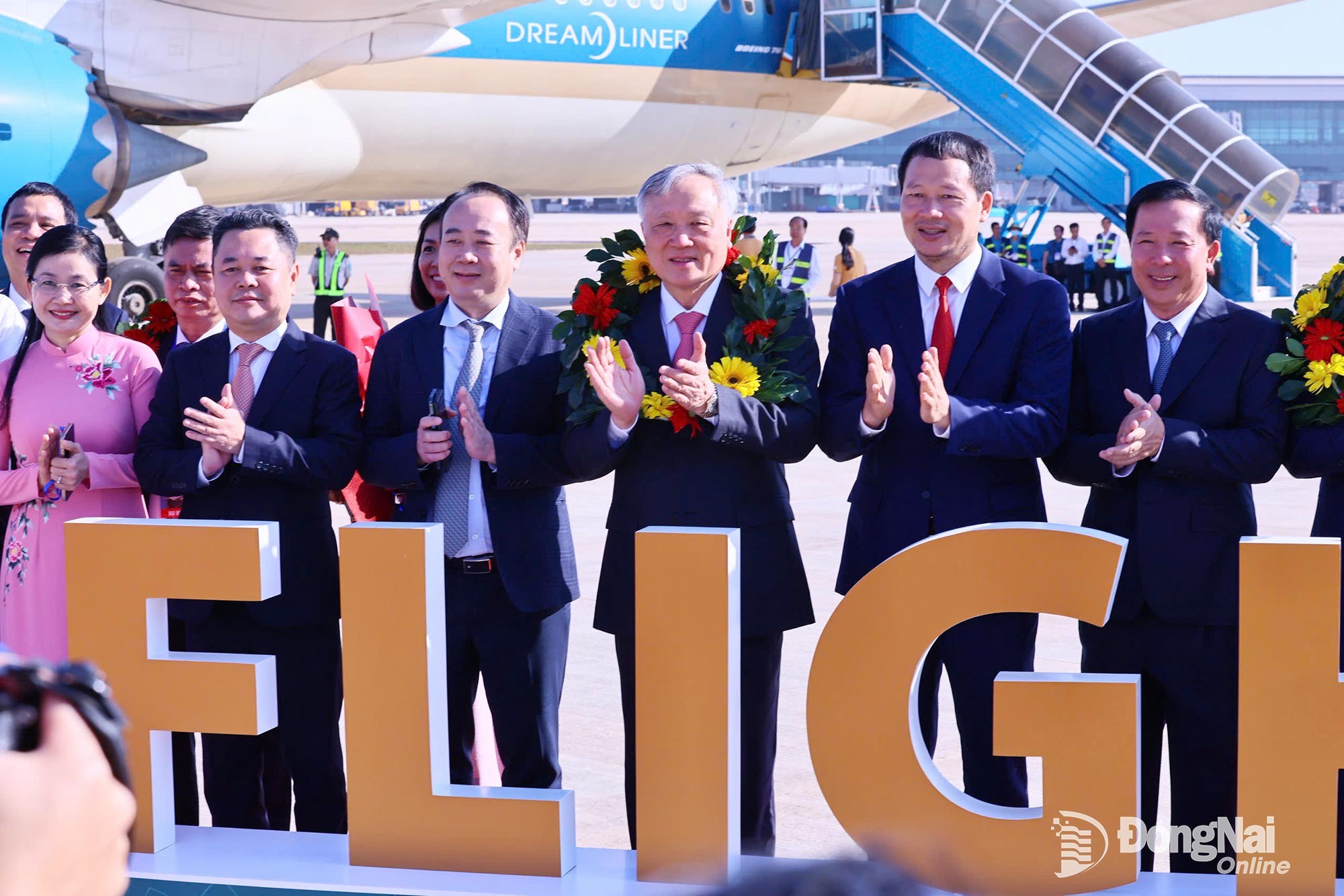 Phó Thủ tướng Thường trực Chính phủ Nguyễn Hòa Bình đáp chuyến bay chính thức đầu tiên đến Sân bay Long Thành