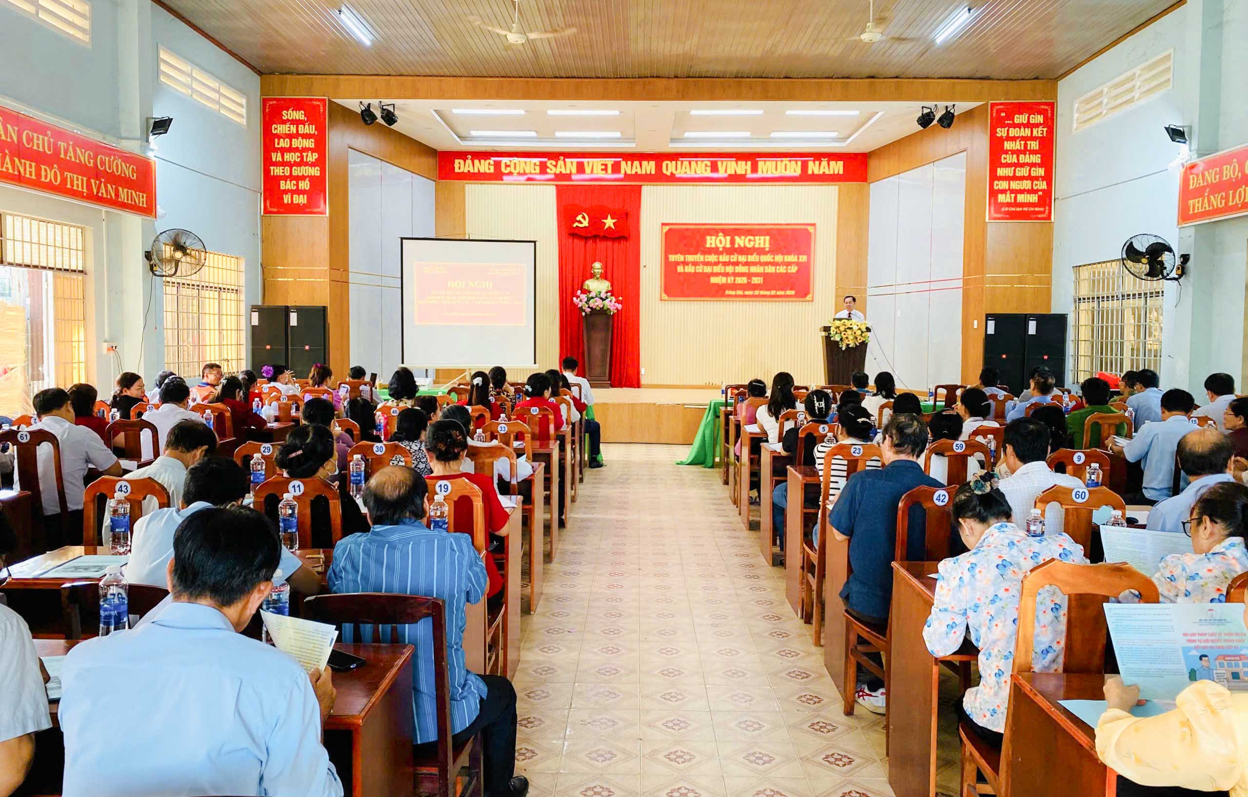 Quang cảnh Hội nghị tuyên truyền pháp luật bầu cử tại phường Trảng Dài