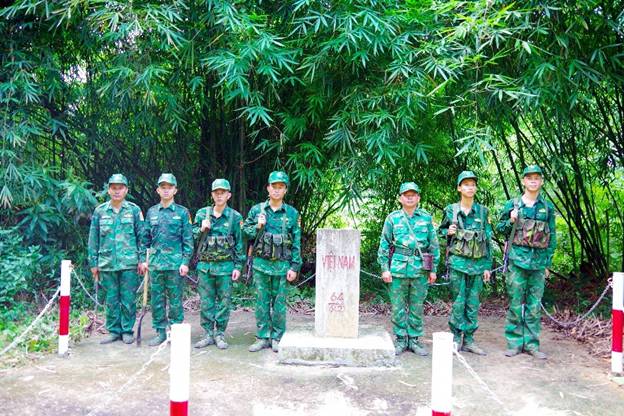 Cán bộ chiến sỹ Đồn Biên phòng Phước Thiện bảo vệ cột mốc