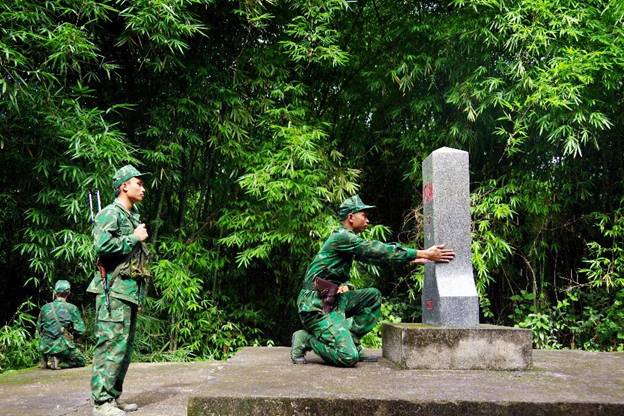Cán bộ chiến sỹ Đồn Biên phòng Phước Thiện tuần tra, kiểm tra cột mốc biên giới trên địa bàn xã Hưng Phước