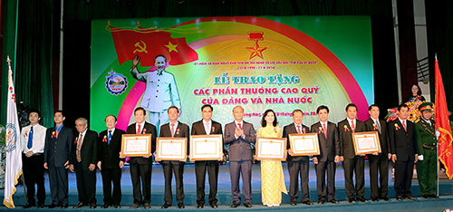 130616-traotangcacphanthuongcaoquy-quan.jpg