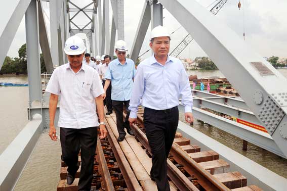 28.06.2016-Lanh_dao_tinh_BGT_thi_sat_cau_Ghenh_1.JPG
