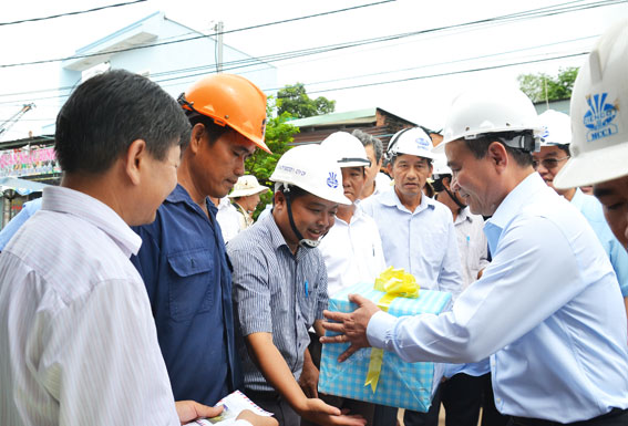 28.06.2016-Lanh_dao_tinh_BGT_thi_sat_cau_Ghenh_2.JPG