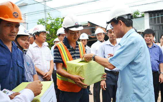 28.06.2016-Lanh_dao_tinh_BGT_thi_sat_cau_Ghenh_3.JPG
