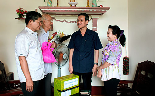 19.08.2016_Lanh_dao_Tinh_tham_va_tang_qua_CB_Lao_thanh_CM.JPG
