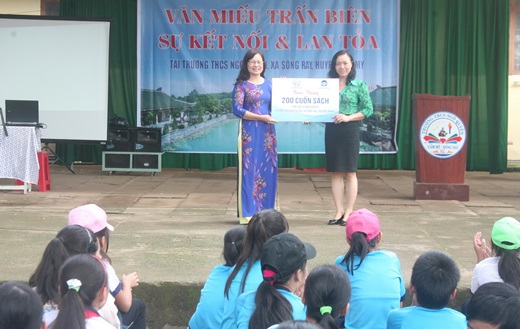 1.11.2016-Trung_tam_Van_mieu_Trao_qua_1.jpg
