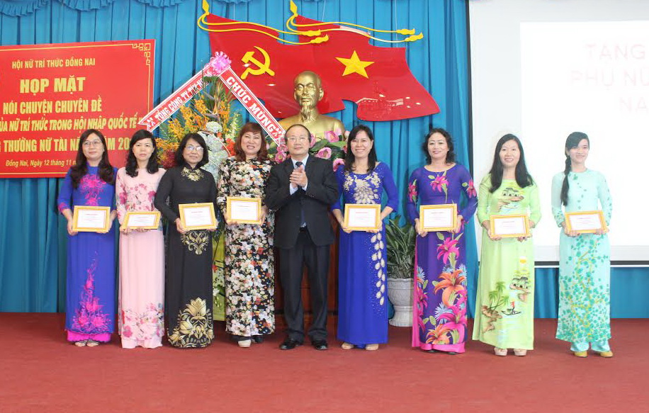 141116-khenthuong28phunutainang.jpg