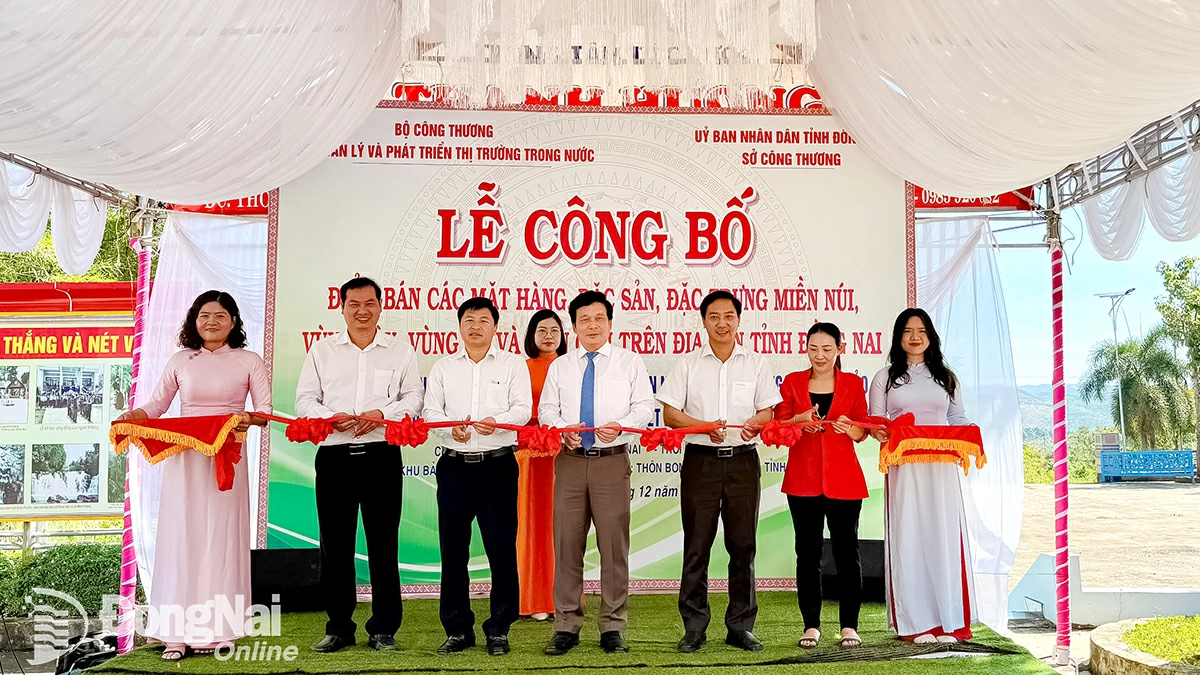 Nghi thức cắt băng khánh thành điểm bán các mặt hàng đặc sản, đặc trưng miền núi, vùng sâu, vùng xa và vùng biên giới trên địa bàn tỉnh Đồng Nai.