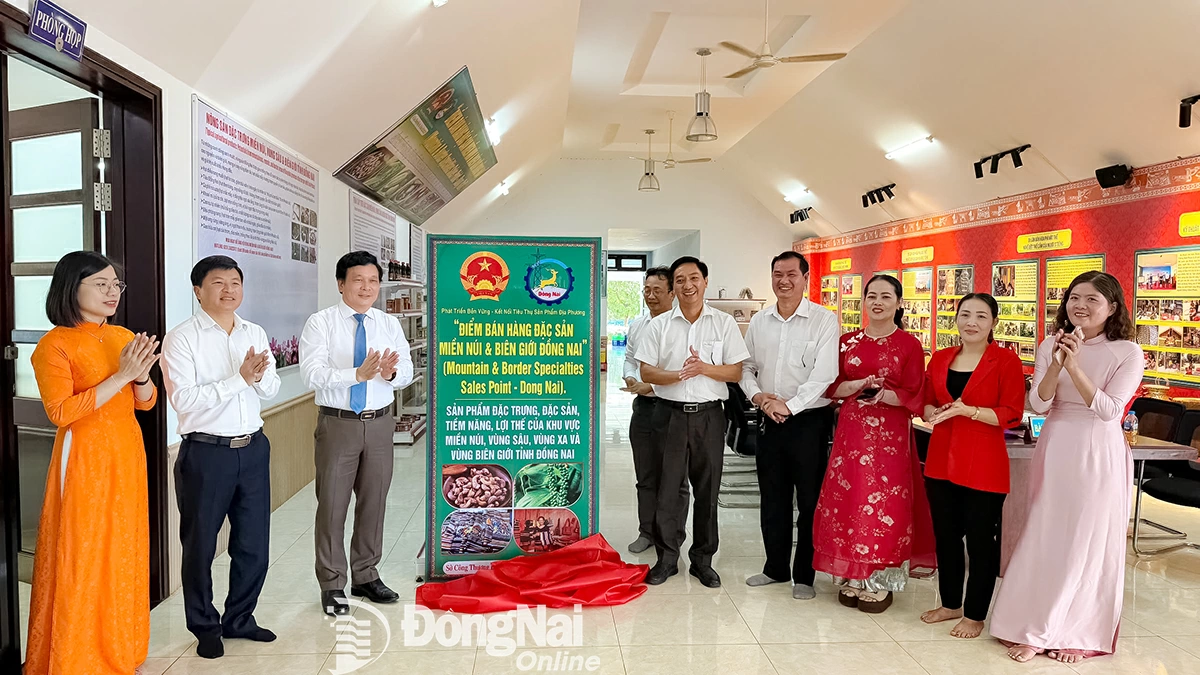 Đại biểu tham quan điểm bán các mặt hàng đặc sản, đặc trưng miền núi, vùng sâu, vùng xa và vùng biên giới trên địa bàn tỉnh.