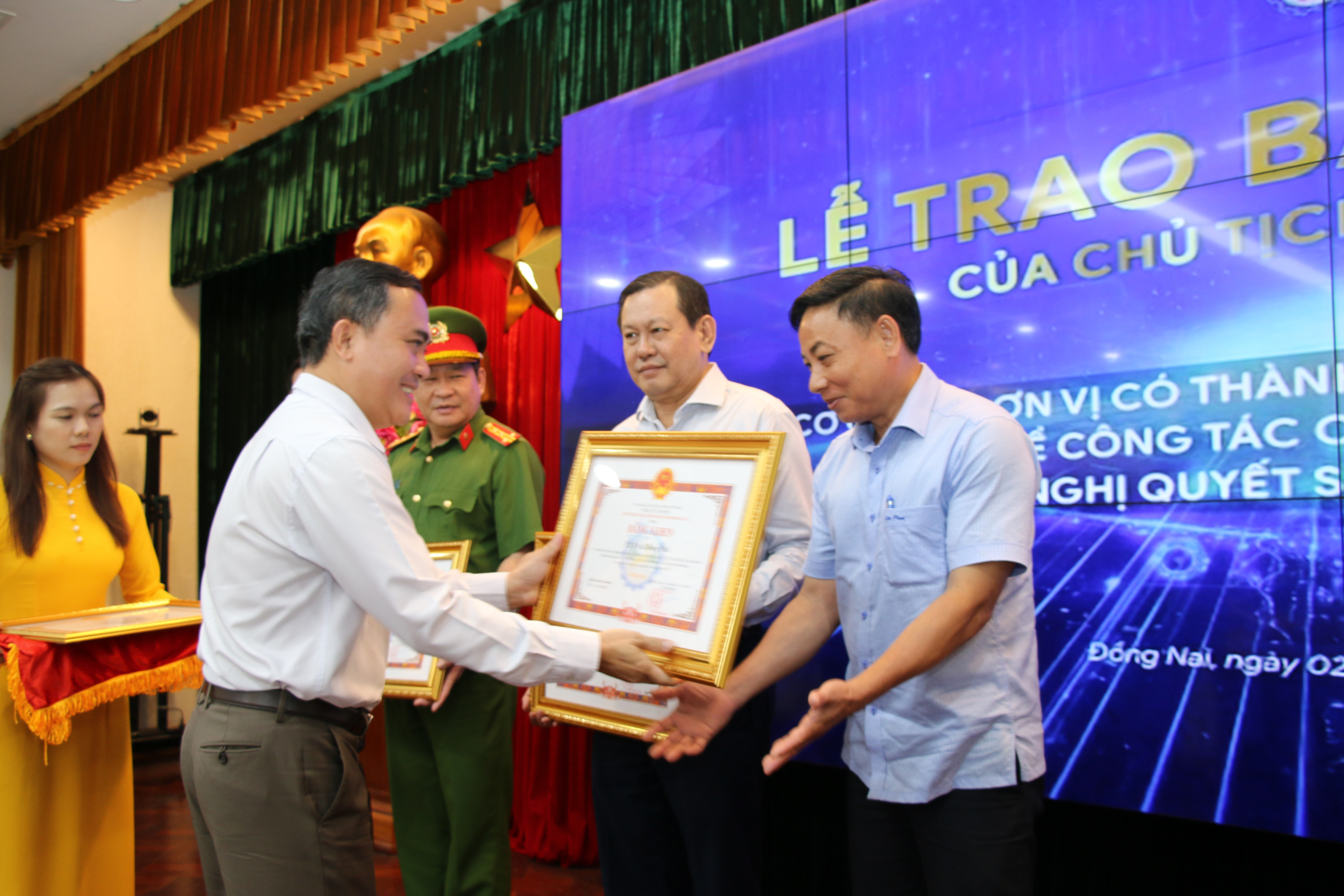 Trao bằng khen cho các tập thể