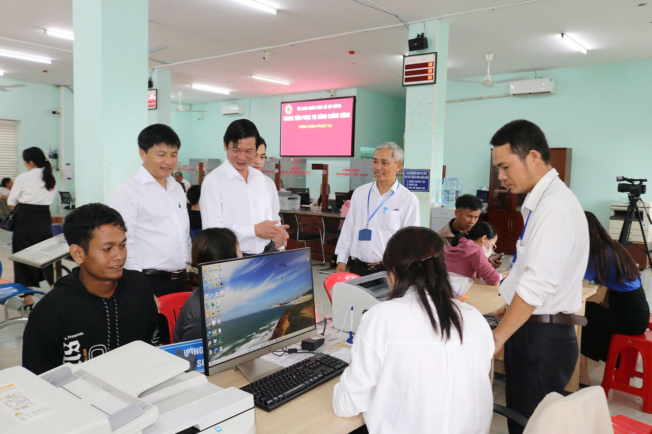 Lãnh đạo xã Bù Đăng thăm, động viên công chức, người lao động Trung tâm phục vụ hành chính công xã Bù Đăng