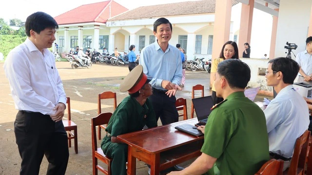 Bí thư, Chủ tịch UBND xã Bù Đăng (2 người đứng) trực tiếp về thôn 2 để cùng lắng nghe ý kiến của người dân