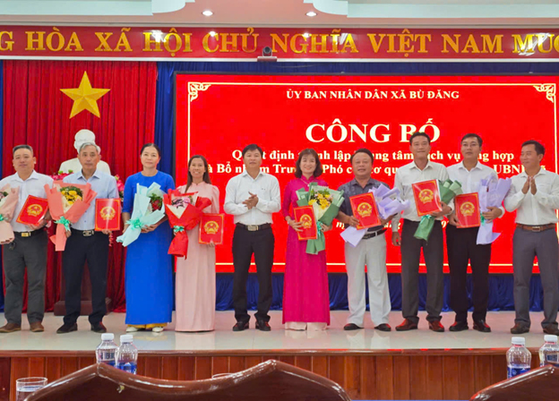 Chủ tịch UBND xã Bù Đăng - Nguyễn Thanh Tùng trao quyết định bổ nhiệm Trưởng, Phó các Phòng chuyên môn và Trung tâm