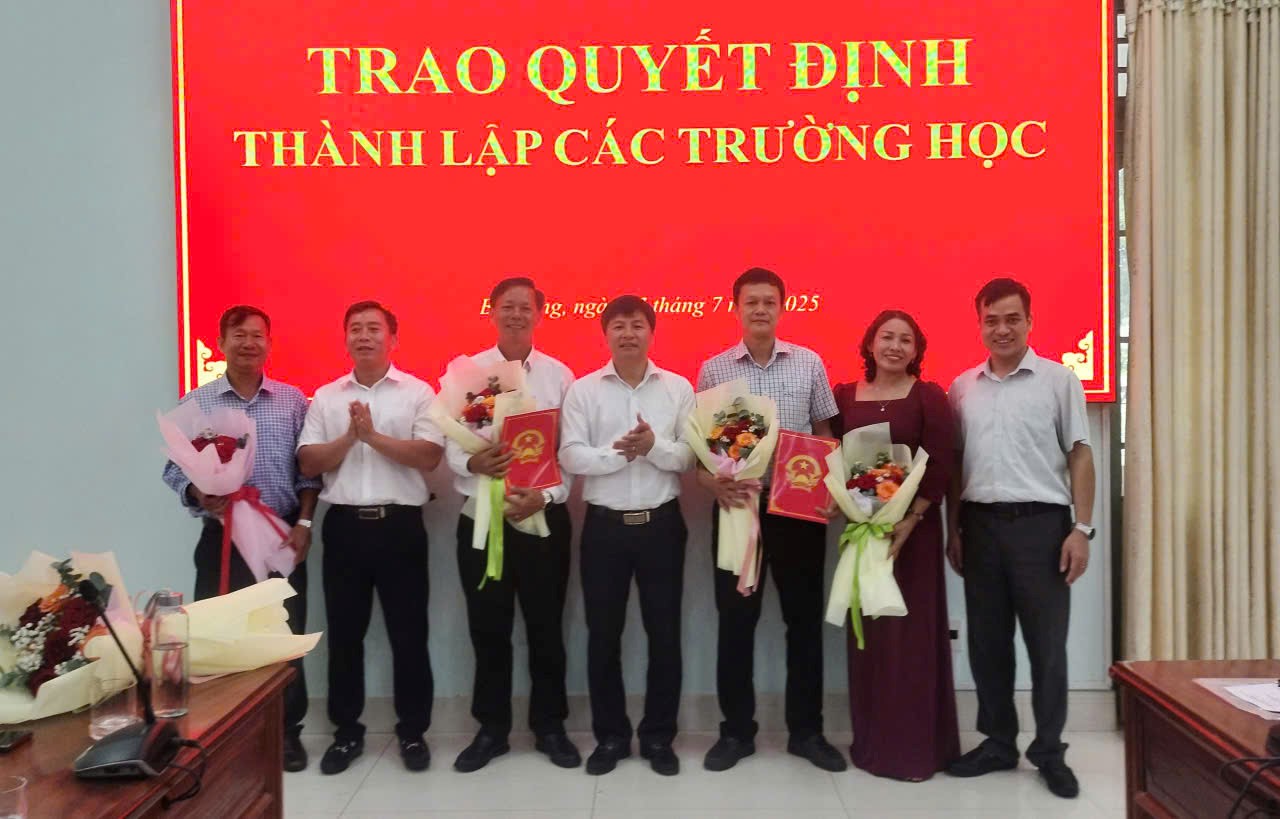 Chủ tịch UBND xã Nguyễn Thanh Tùng cùng các Phó Chủ tịch UBND xã trao quyết định và hoa chúc mừng Ban Giám hiệu 2 trường THCS