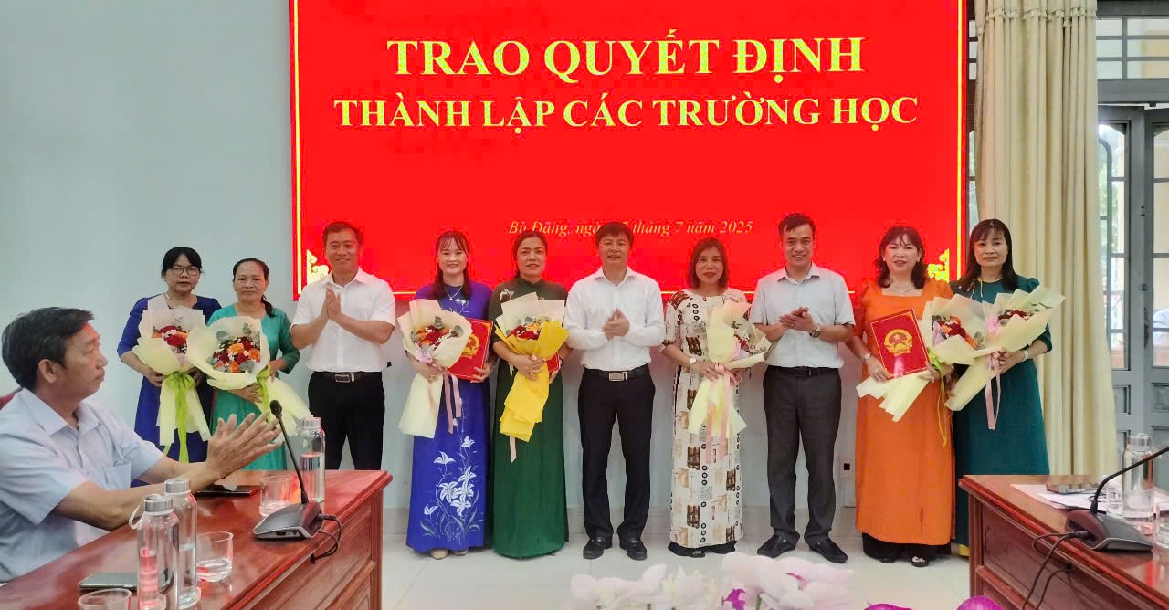 Chủ tịch UBND xã Nguyễn Thanh Tùng cùng các Phó Chủ tịch UBND xã trao quyết định và hoa chúc mừng Ban Giám hiệu 3 trường Mầm non