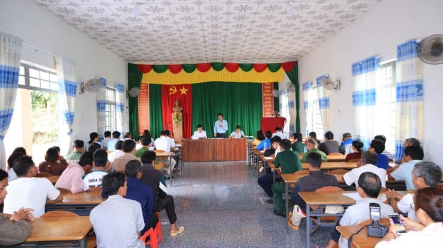 Lãnh đạo xã trực tiếp gặp gỡ người dân để tiếp nhận, giải đáp các phản ánh, kiến nghị