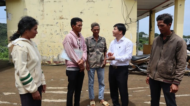 Ông Nguyễn Nguyễn Thanh Tùng, Chủ tịch UBND xã Bù Đăng trực tiếp trao đổi, giải đáp thắc mắc cho người dân