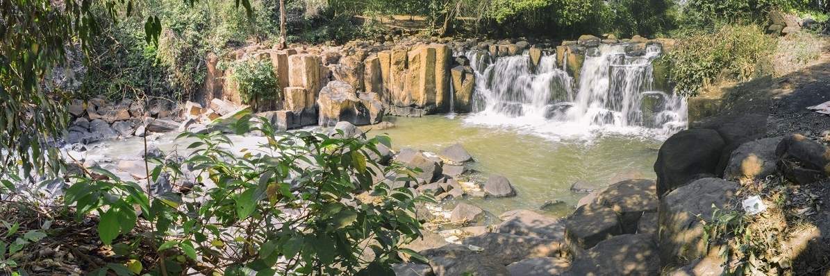 Toàn cảnh Thác Đứng như một bức tranh thủy mặc với những lớp đá lục lăng và hình hộp xếp chồng lên nhau