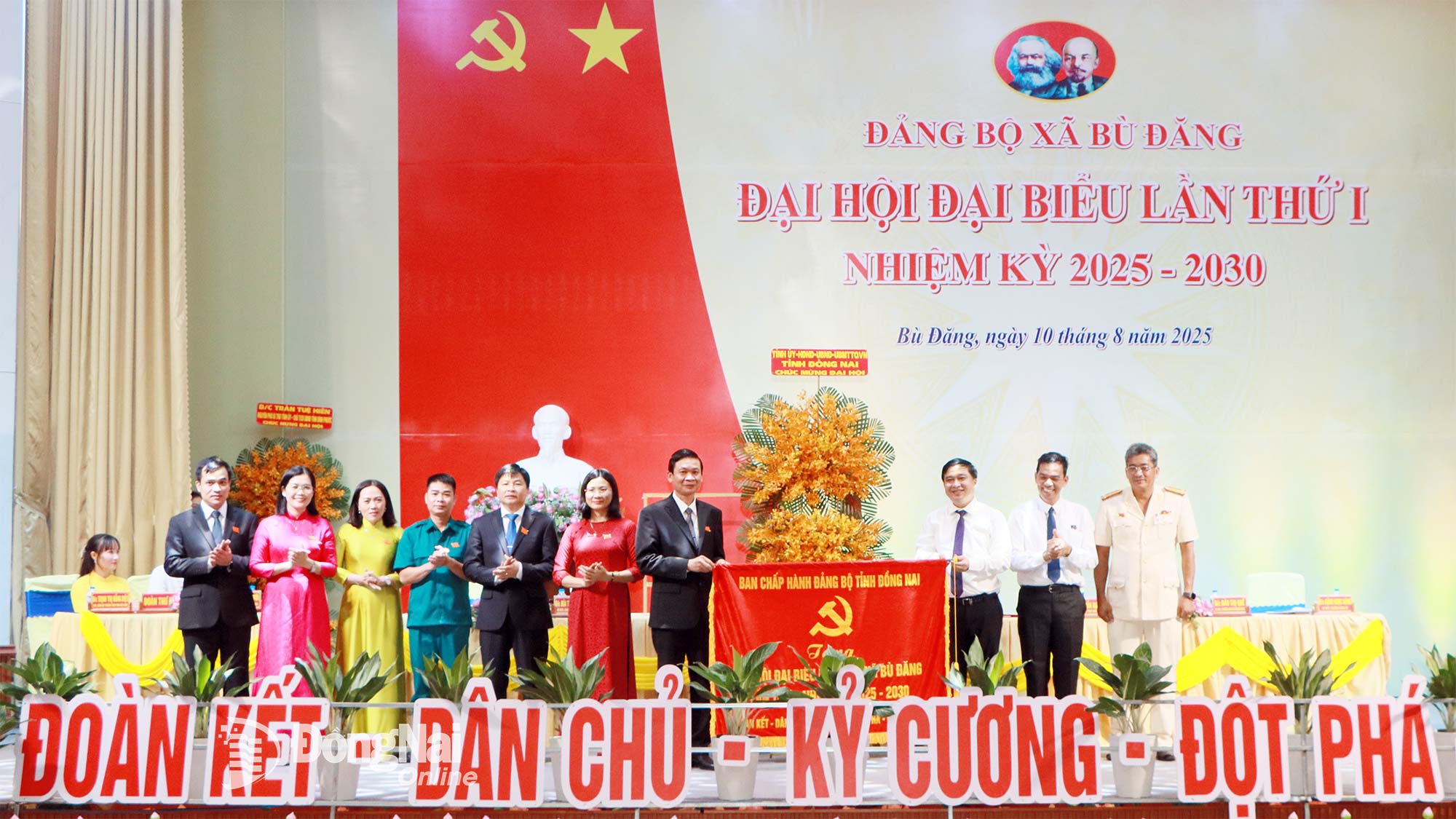 Ủy viên Ban Thường vụ Tỉnh ủy, Chủ nhiệm Ủy ban Kiểm tra Tỉnh ủy Đồng Nai Trần Trung Nhân và Tỉnh ủy viên, Phó Chủ tịch UBND tỉnh Đồng Nai Hồ Văn Hà trao lẵng hoa của Tỉnh ủy - HĐND - UBND - Ủy ban MTTQ Việt Nam tỉnh và bức trướng của Ban Chấp hành Đảng b