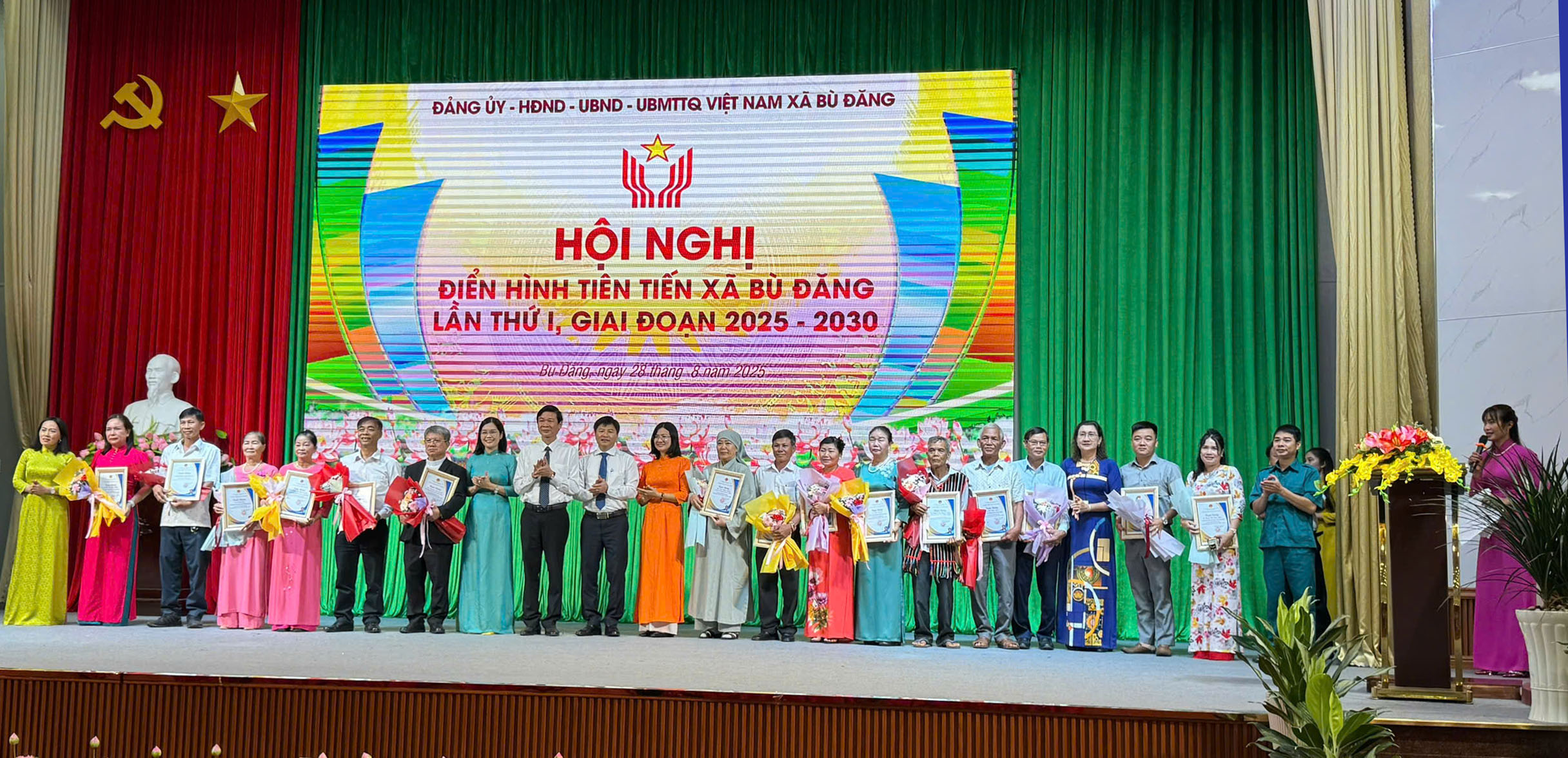 Lãnh đạo xã Bù Đăng chúc mừng các tập thể, cá nhân được tuyên dương