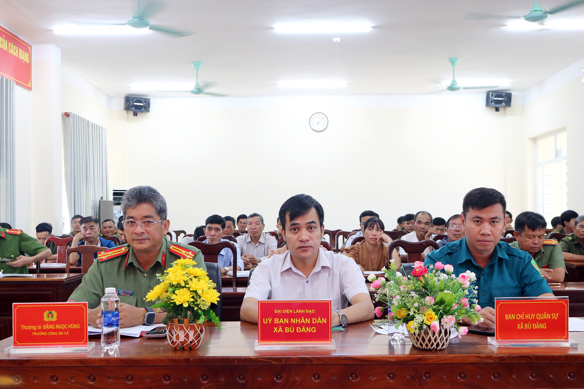 Phó Chủ tịch UBND xã Bù Đăng - Trần Xuân Hiển (ngồi ở giữa) dự và chỉ đạo buổi lễ ra mắt