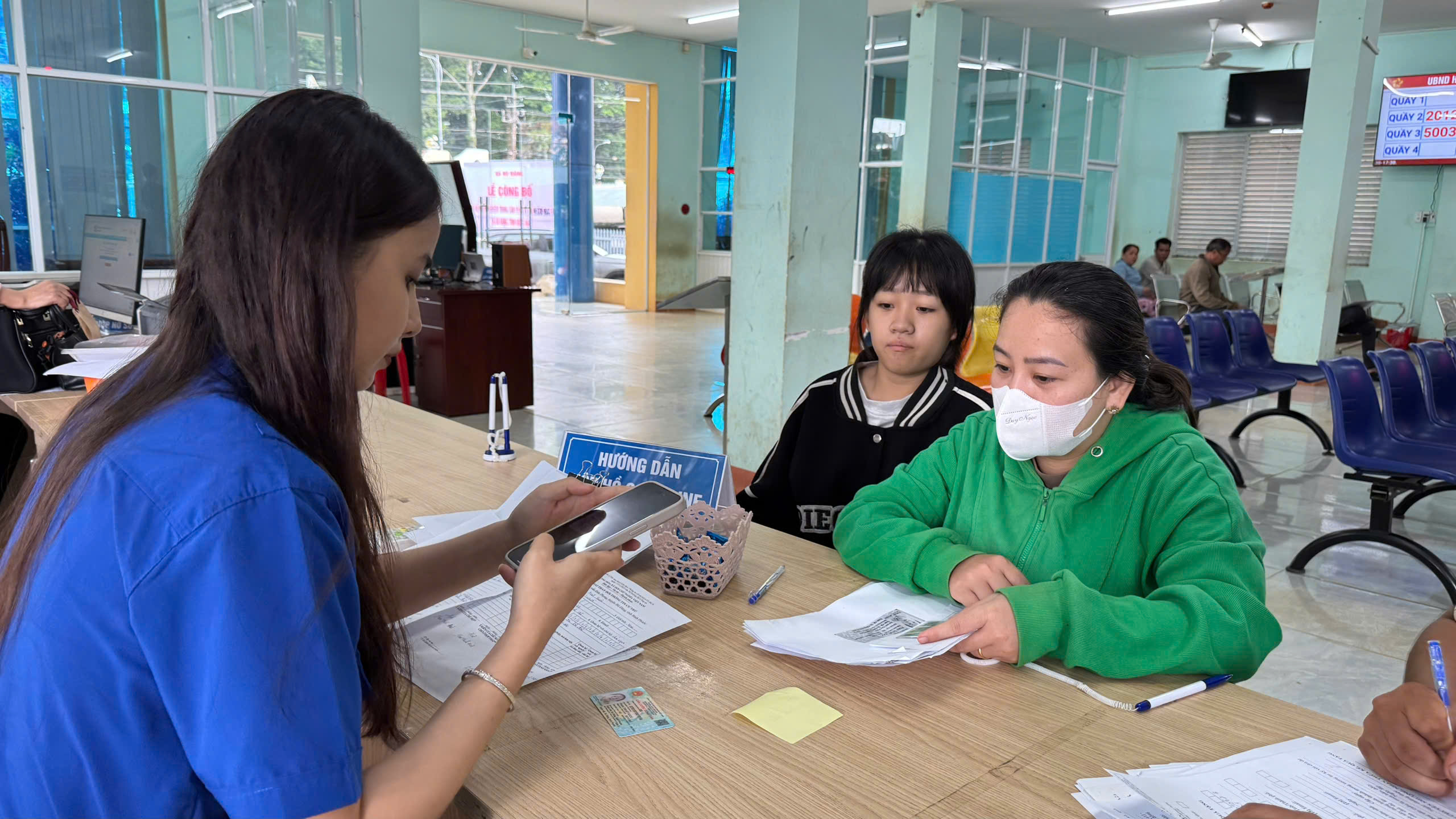 Nhân viên Trung tâm phục vụ hành chính công xã Bù Đăng hướng dẫn người dân nộp hồ sơ trực tuyến