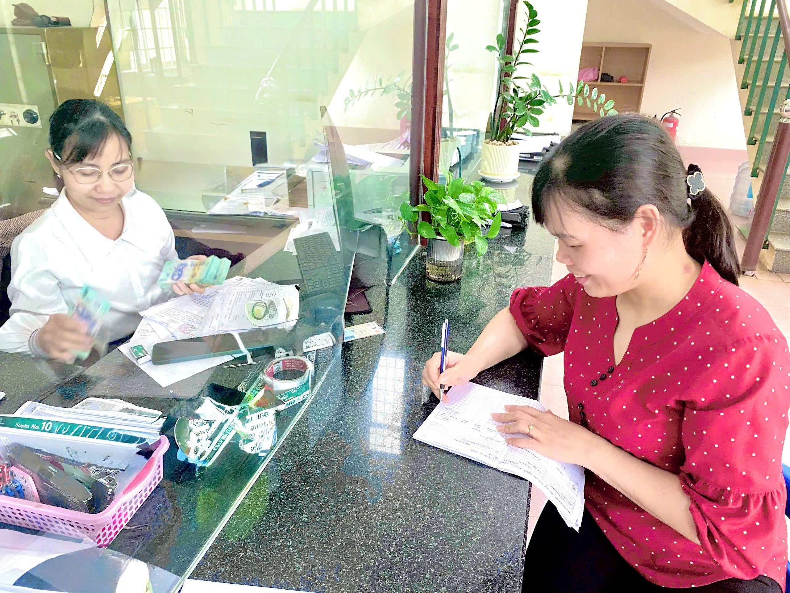 Chị Nguyễn Thị Thu Hương vui mừng khi được tiếp cận nguồn vốn ưu đãi từ chương trình STEM