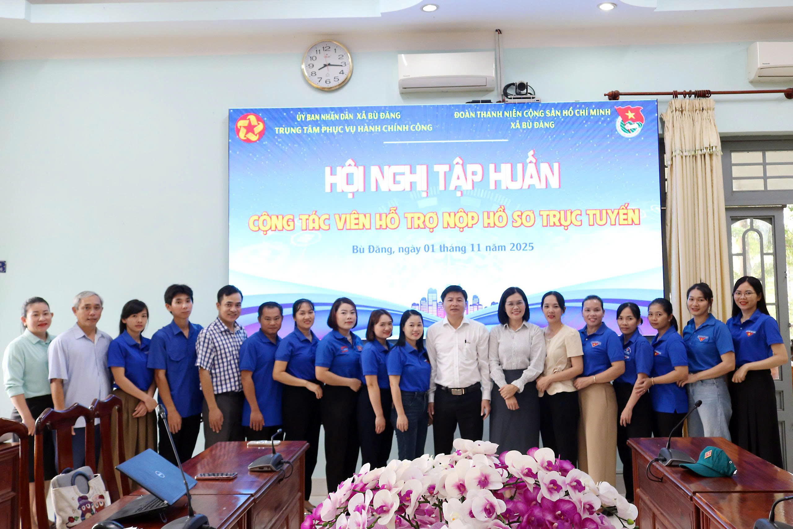 Chủ tịch UBND xã Bù Đăng - Nguyễn Thanh Tùng (Thứ 11 từ trái sang phải) động viên Đoàn viên thanh niên Tổ hỗ trợ cộng đồng