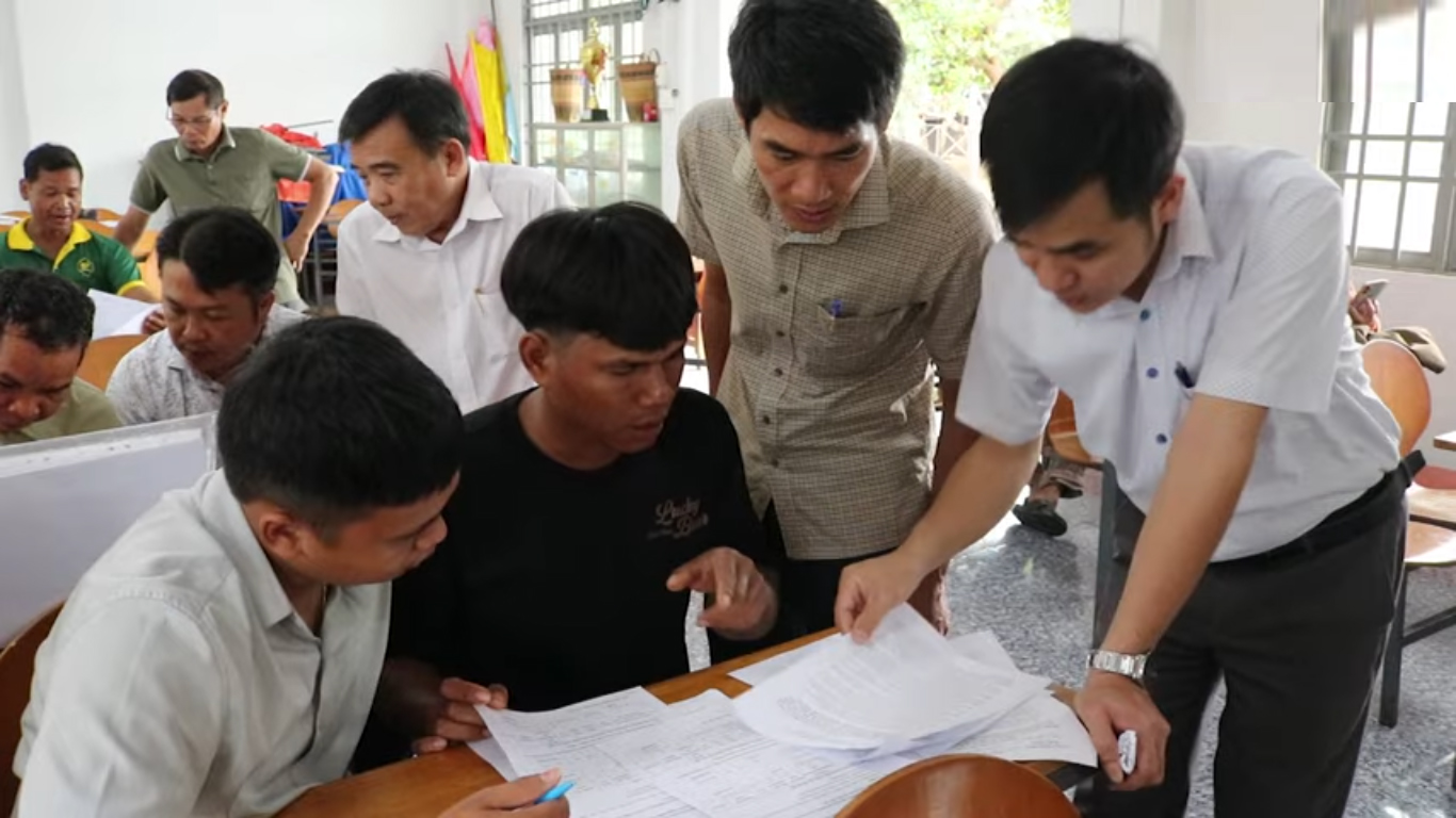 Phó Chủ tịch UBND xã Bù Đăng - Trần Xuân Hiển (Bìa phải) tuyên truyền, vận động các hộ dân bàn giao mặt bằng Dự án Đường cao tốc Bắc - Nam đoạn qua xã Bù Đăng