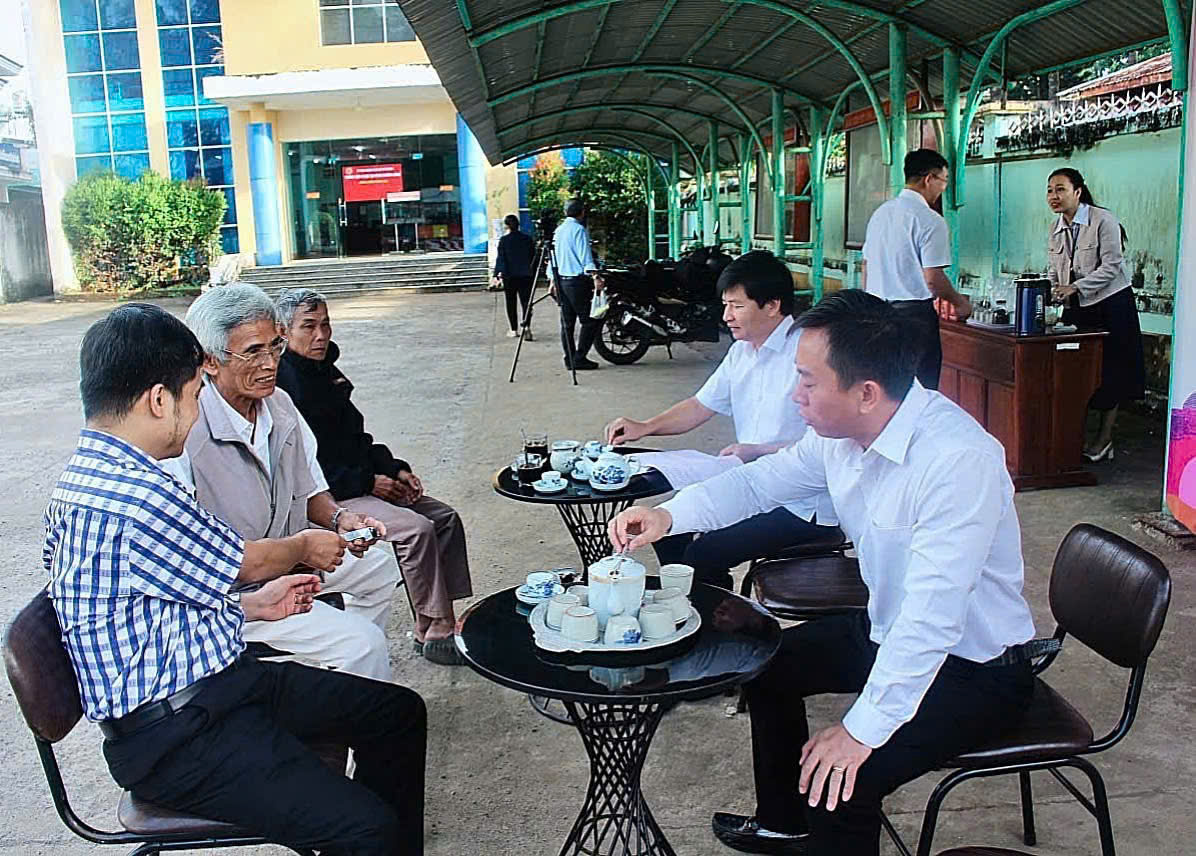 Lãnh đạo xã Bù Đăng tiếp những công dân đầu tiên