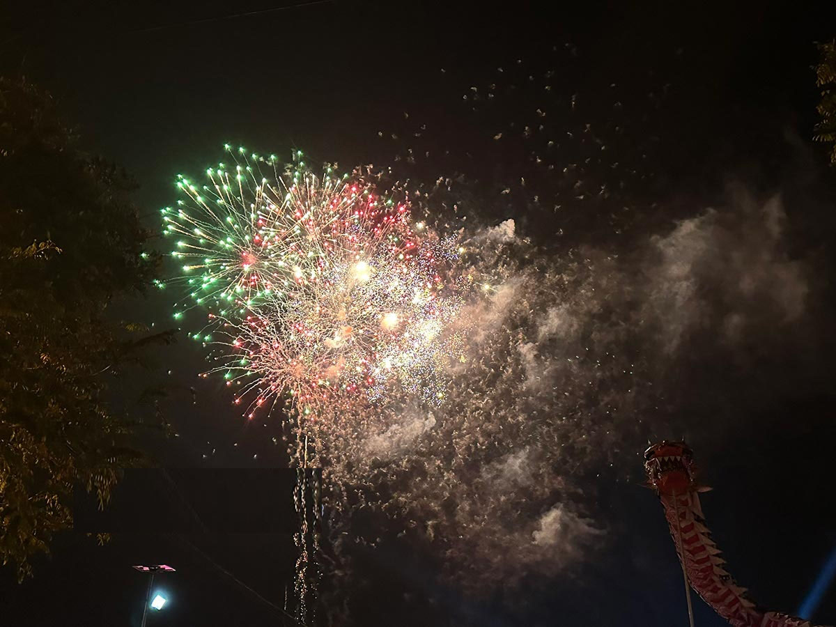 Bắn pháo hoa tại Trung tâm hành chính xã Bù Đăng năm 2024