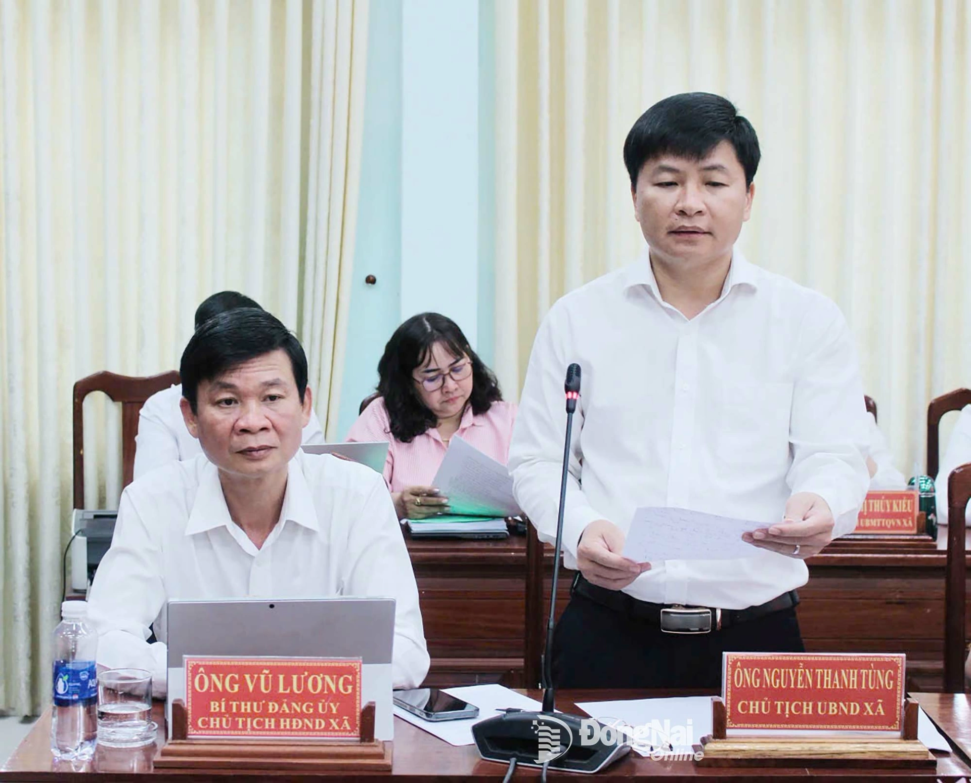 Lãnh đạo xã Bù Đăng báo cáo công tác bầu cử tại địa phương (Ảnh Mỹ Hiệp)