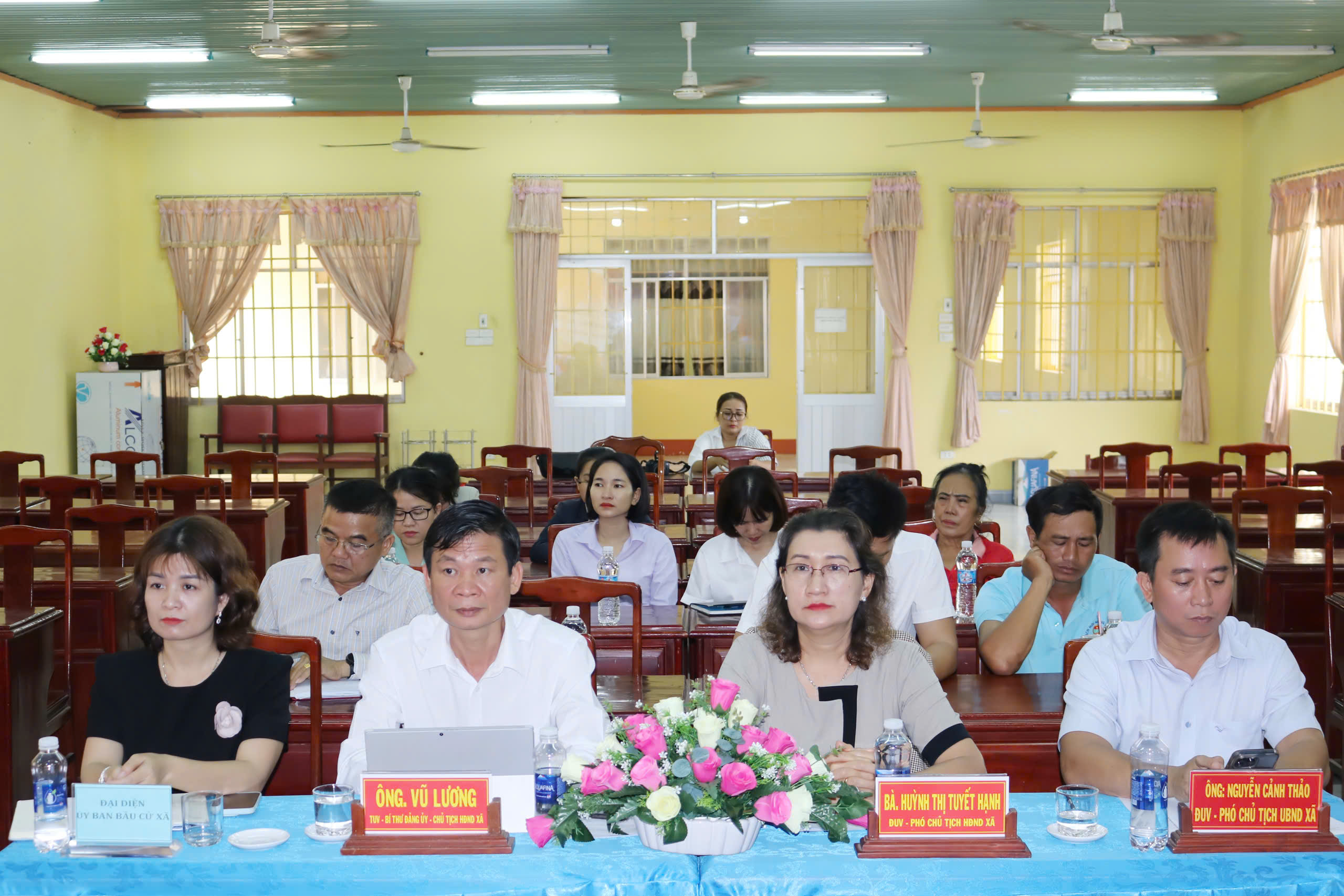 TUV, Bí thư Đảng ủy, Chủ tịch HĐND xã Bù Đăng - Vũ Lương ( hàng đầu, thứ 2 từ trái sang phải) dự và chỉ đạo hội nghị