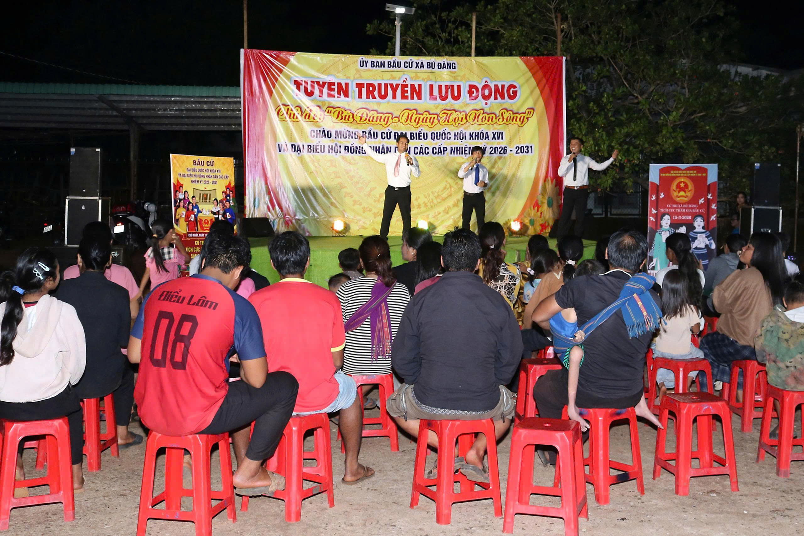 Toàn cảnh đem diễn lưu động tại Thôn Đoàn Kết, xã Bù Đăng