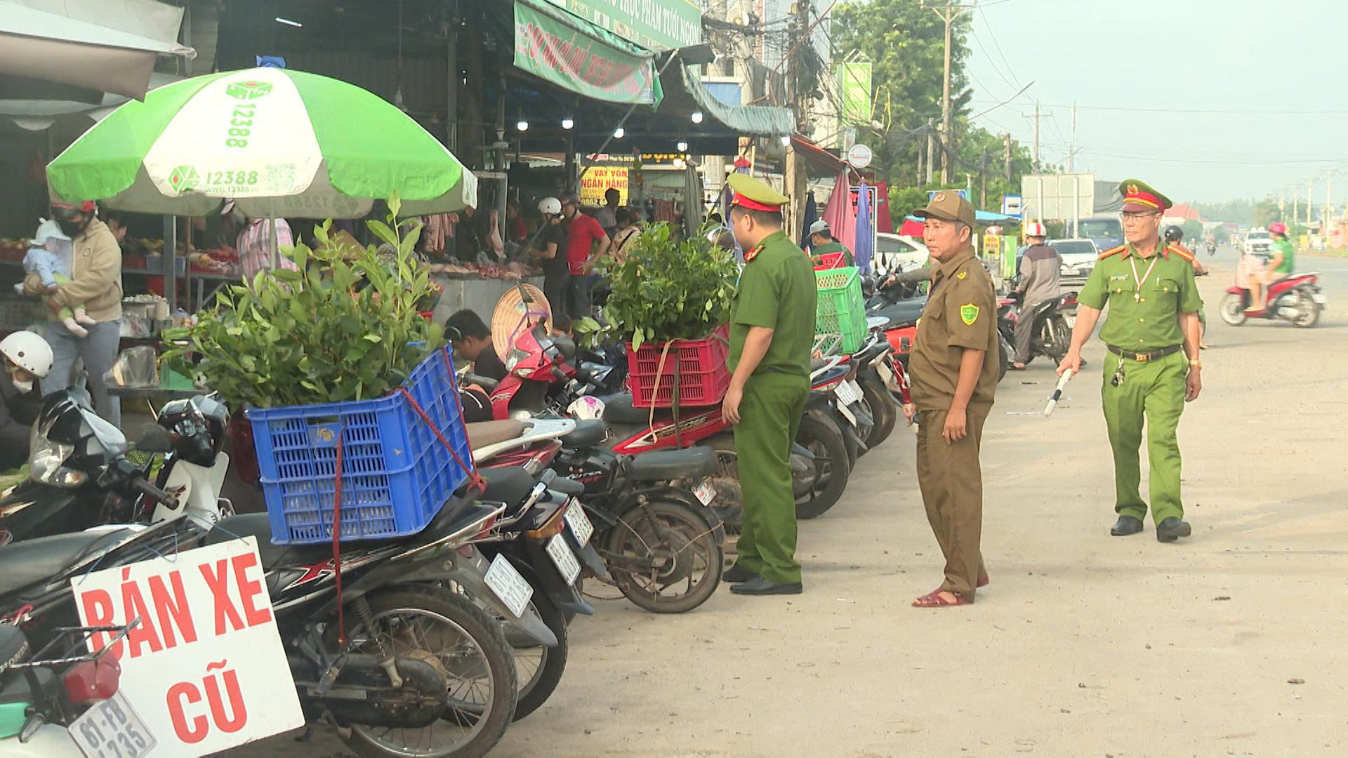 Công an phường Chơn Thành, tỉnh Đồng Nai tuyên truyền, nhắc nhở người dân chấp hành pháp luật không vi phạm về việc lấn chiếm vỉa hè, khu vực hành lang bảo vệ đường bộ tại khu vực đường ĐT 751 thuộc khu phố Minh Thành 3, phường Chơn Thành